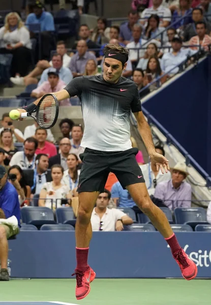 Grand-Slam-Champion Roger Federer in Aktion bei seinem Erstrunden-Match 2017 — Stockfoto