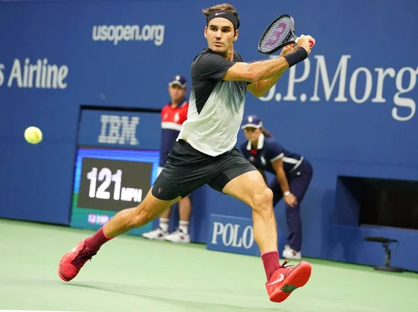 Campione del Grande Slam Roger Federer of Switzerland in azione durante il suo US Open 2017 turno 4 partita — Foto Stock