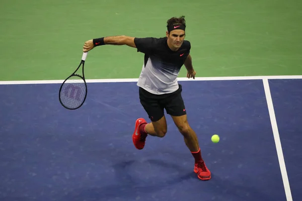 Великого шолома чемпіон Роджер Федерер зі Швейцарії в дії під час його нам відкрити 2017 року круглі 4 матчі — стокове фото