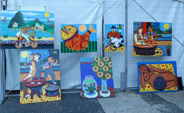 Local artist presents paintings at Copacabana Beach in Rio de Janeiro — Stock Photo, Image