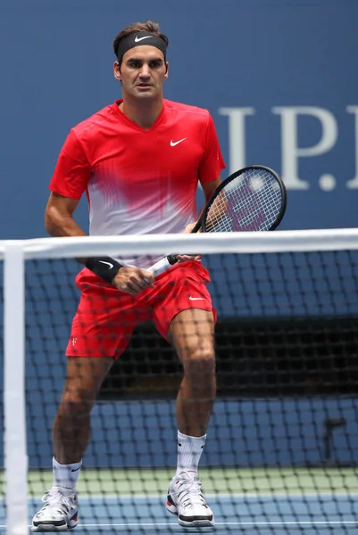 Campione del Grande Slam Roger Federer of Switzerland in azione durante la sua partita US Open 2017 round 2 — Foto Stock