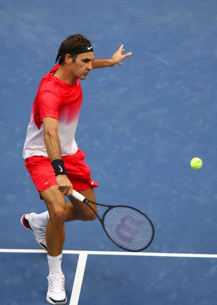 Campeão do Grand Slam Roger Federer da Suíça em ação durante seu US Open 2017 round 2 match — Fotografia de Stock