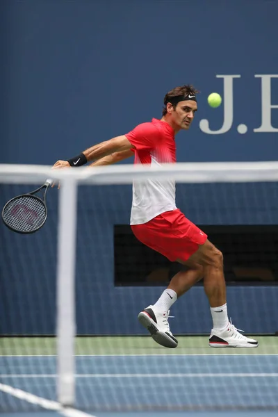 Le champion du Grand Chelem Roger Federer de Suisse en action lors de son deuxième match de l'US Open 2017 — Photo