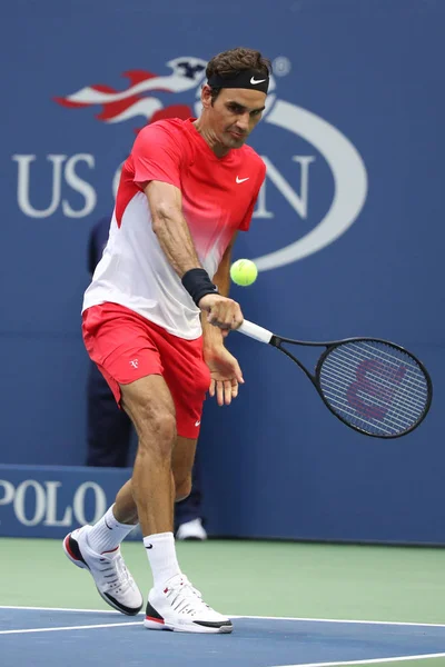 El campeón del Grand Slam Roger Federer de Suiza en acción durante su partido de la ronda 2 del US Open 2017 — Foto de Stock