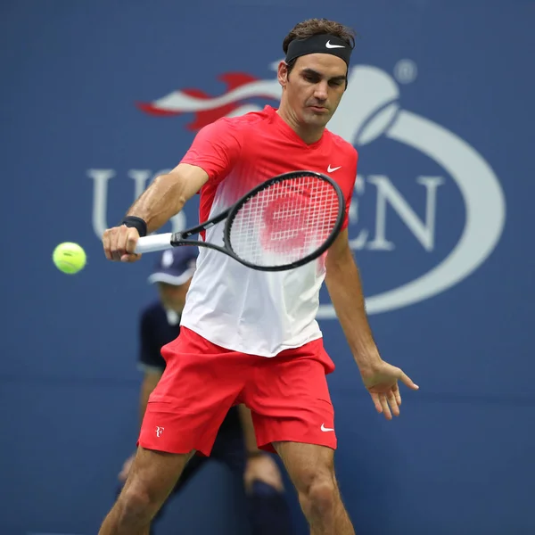 El campeón del Grand Slam Roger Federer de Suiza en acción durante su partido de la ronda 2 del US Open 2017 — Foto de Stock