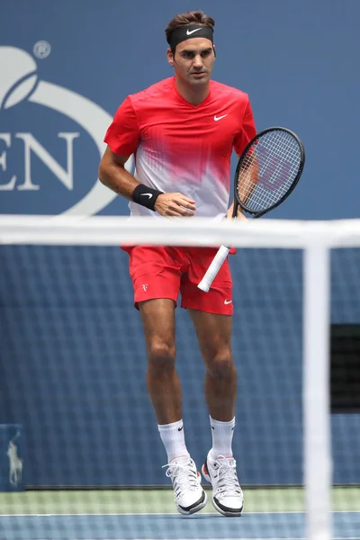 Campeão do Grand Slam Roger Federer da Suíça em ação durante seu US Open 2017 round 2 match — Fotografia de Stock