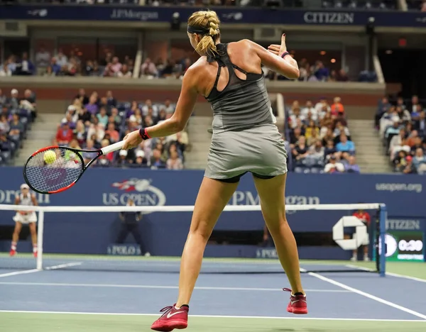 Dos veces campeona de Grand Slam Petra Kvitova en acción durante su partido de la ronda 4 del US Open 2017 — Foto de Stock