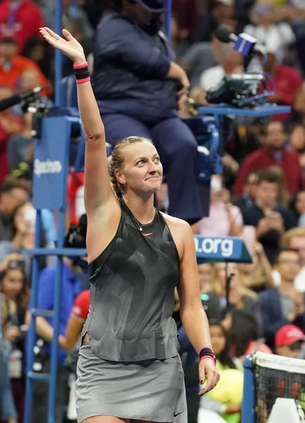 La dos veces campeona del Grand Slam Petra Kvitova celebra la victoria después de su partido de la ronda 4 del US Open 2017 — Foto de Stock