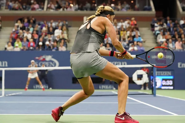 Dos veces campeona de Grand Slam Petra Kvitova en acción durante su partido de la ronda 4 del US Open 2017 — Foto de Stock