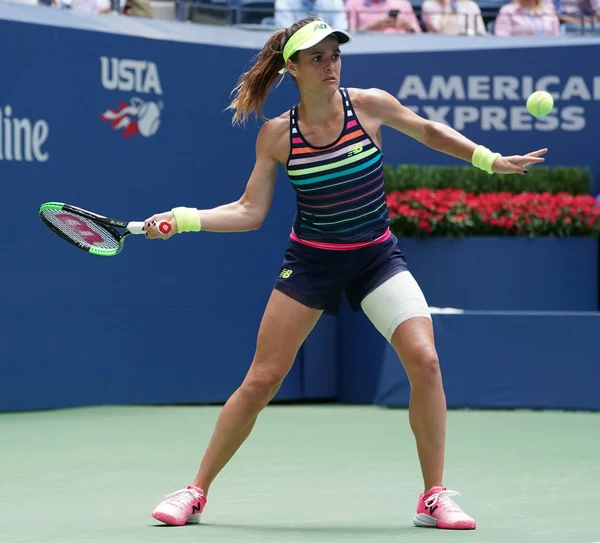 La tenista profesional Nicole Gibbs de Estados Unidos en acción durante su partido de la ronda 2 en el US Open 2017 — Foto de Stock