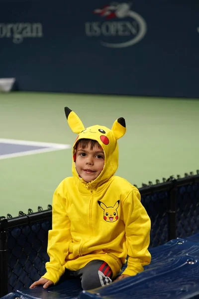 Jonge tennis fan verkleed als Pikachu op Billie Jean King National Tennis Center — Stockfoto