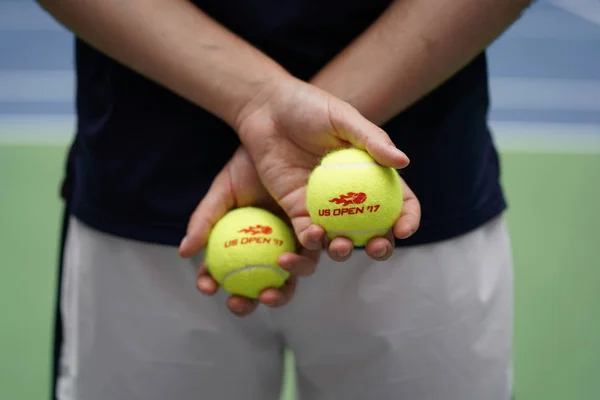 拿着网球球小球在比利 · 吉恩 · 金国家网球中心 — 图库照片