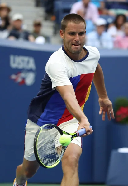 职业网球运动员尤兹尼俄罗斯在行动期间, 在他的美国公开赛2017回合2场比赛 — 图库照片
