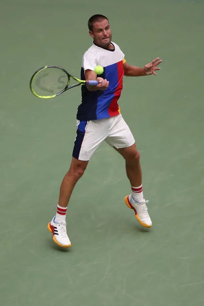 Jugador de tenis profesional Mikhail Youzhny de Rusia en acción durante su US Open 2017 ronda 2 partido —  Fotos de Stock