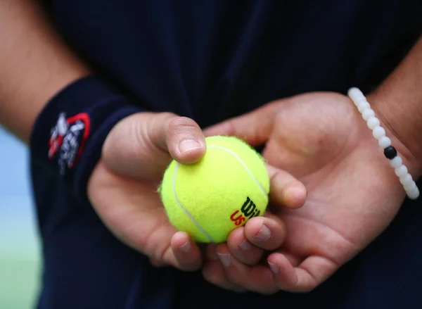 Bola menino segurando Wilson bolas de tênis no Billie Jean King National Tennis Center — Fotografia de Stock