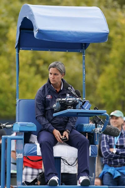 Chair umpire Marija Cicak during 2017 US Open round 3 match at Billie Jean King National Tennis Center — Stock Photo, Image