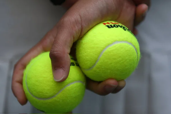 Boll pojke håller wilson tennisbollar på billie jean king national tenniscenter — Stockfoto