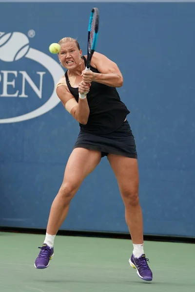 Профессиональная теннисистка Кайя Канепи из Эстонии в действии во время матча второго раунда Открытого чемпионата США 2017 года — стоковое фото