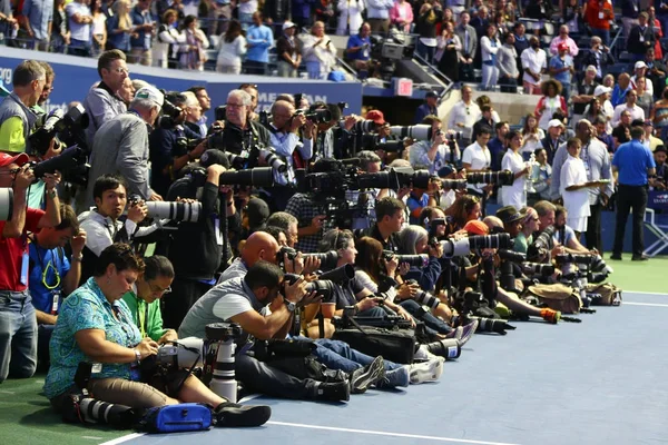 Ammattilaisurheilun valokuvaajat tenniskentällä aikana pokaalin esityksen Arthur Ashe Stadium — kuvapankkivalokuva