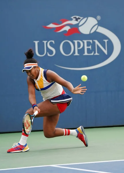 Jucătorul profesionist de tenis Naomi Osaka din Japonia în acțiune în timpul turneului US Open 2017 runda 3 — Fotografie, imagine de stoc