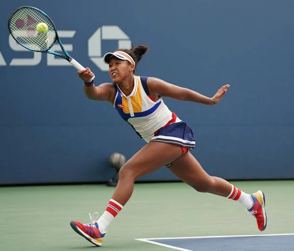 Professionele tennisspeelster Naomi Osaka van Japan in actie tijdens haar ons Open 2017 ronde 3 wedstrijd — Stockfoto