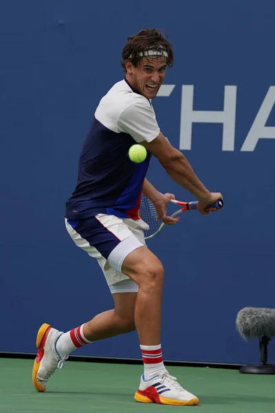 Le joueur de tennis professionnel Dominic Thiem d'Autriche en action lors de son match 3 de l'US Open 2017 — Photo