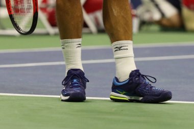 Profesyonel tenis oyuncusu Philipp Kohlschreiber Almanya'nın onun bize açık 2017 yuvarlak 4 maç sırasında Mizuno tenis ayakkabıları giyiyor 