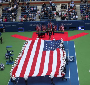 Öğrenciler Amerika Birleşik Devletleri askeri bize açık 2017 erkekler finali açılış töreni sırasında Amerikan bayrağı açılıyor Akademisi West Point'daki 