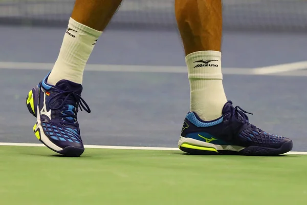 El tenista profesional Philipp Kohlschreiber de Alemania lleva zapatillas de tenis Mizuno durante su US Open 2017 ronda 4 partido —  Fotos de Stock