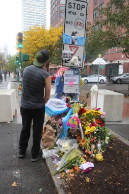 Onur ve derme çatma Memorial sitesindeki alt Manhattan terör saldırısının kurbanları hatırlamak New Yorklular duraklatıldı