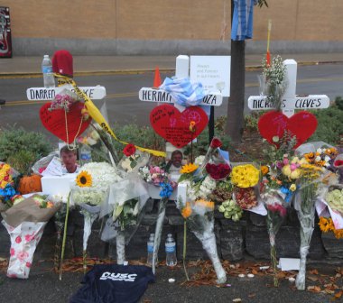 Ahşap çapraz haraç beher-in sitesinde lower Manhattan kısmının derme çatma Memorial'dan terör saldırıda öldürüldü sekiz kurban bisiklet yolu yerleştirildi 