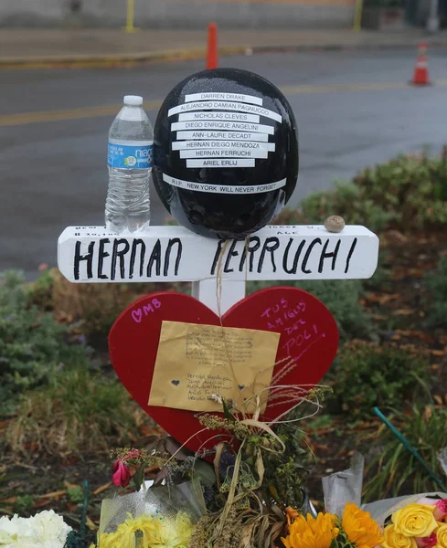 Houten kruis eerbetoon werden geplaatst langs het fietspad voor elk van de acht slachtoffers gedood in de terroristische aanval op geïmproviseerde memorial op site van lower Manhattan — Stockfoto