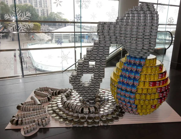 Escultura de alimentos apresentada no 25th Annual NYC Canstruction competition em Brookfield Place em Nova York — Fotografia de Stock