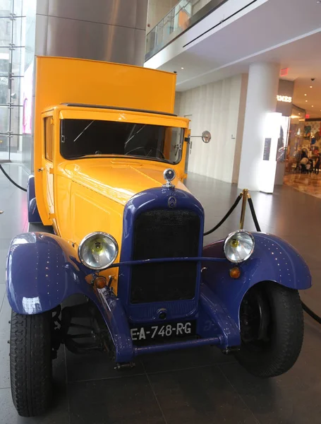 Le camion de livraison Citroën 1929 faisant la promotion de Volez, Voguez, Voyagez Louis Vuitton Exposition à New York — Photo