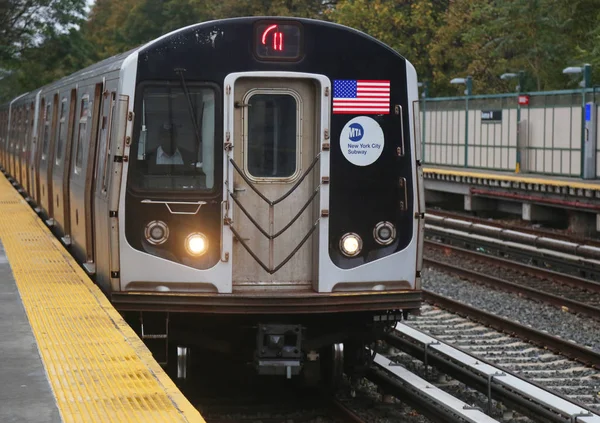 Поезд метро NYC Subway Q прибывает на станцию Avenue M в Бруклине — стоковое фото