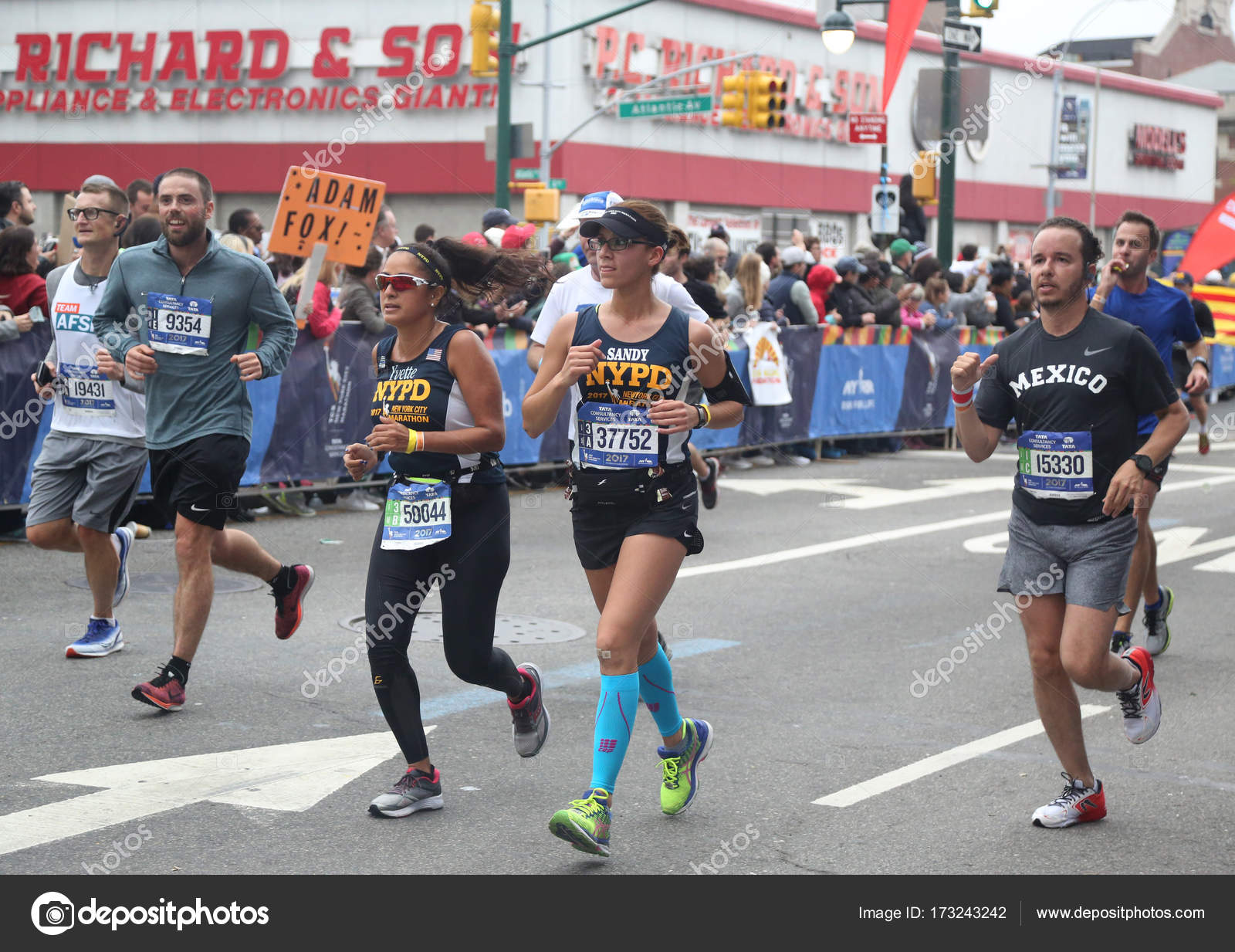 New York City Marathon Runners Traverse 26 2 Miles Through All Five Nyc Boroughs To The Finish New York City Marathon Runners Traverse 26 2 Miles Through All Five Nyc Boroughs To The Finish