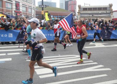 New York maratonunu koşucular 26.2 mil yol tüm beş Nyc boroughs Central Park'ta, Manhattan bitiş çizgisine çapraz geçiş