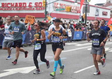 New York maratonunu koşucular 26.2 mil yol tüm beş Nyc boroughs Central Park'ta, Manhattan bitiş çizgisine çapraz geçiş
