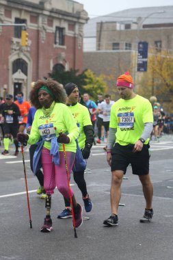 New York maratonunu tekerlekli sandalye bölünme katılımcılar 26.2 mil yol tüm beş Nyc boroughs Central Park'ta bitiş çizgisine çapraz geçiş