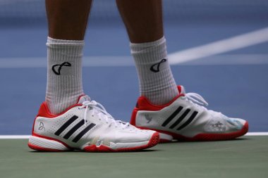 Profesyonel tenis oyuncusu Tennys Sandgren ABD Adidas özel baskı Babolat 7 Novak Djokovic tenis ayakkabıları onun 2017 bize açık sırasında ilk maç giyer 