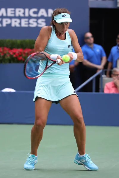 Profesjonalny tenisista Schiavone Stanów Zjednoczonych w akcji podczas jej 2017 roku Us Open w pierwszej rundzie meczu — Zdjęcie stockowe