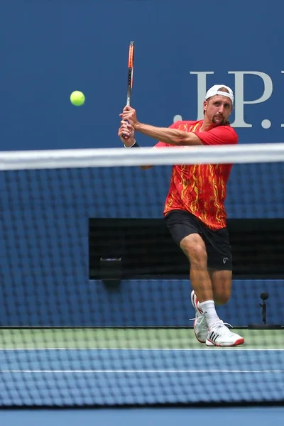 职业网球选手 Tennys Sandgren 美国在2017美国公开赛第一轮比赛中的行动 — 图库照片