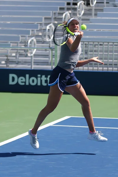 Johanna Konta, jugadora de tenis profesional de Gran Bretaña, practica para el US Open 2017 —  Fotos de Stock