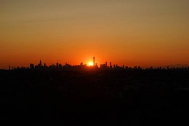 New York şehir silüeti panorama adlı günbatımı