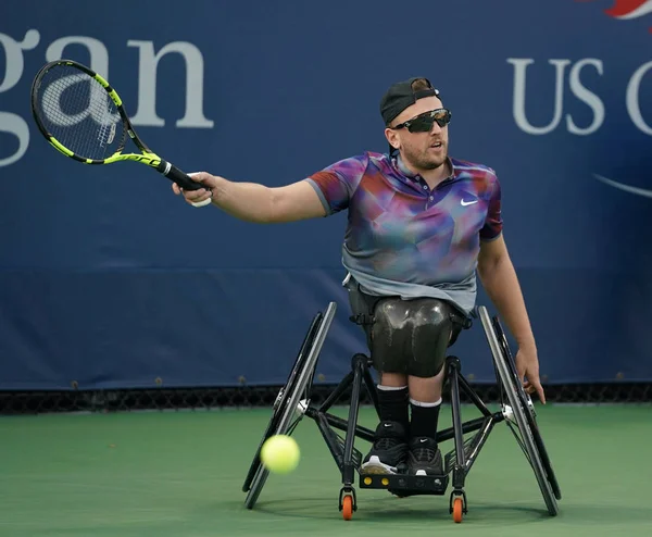 Le joueur de tennis en fauteuil roulant Dylan Alcott d'Australie en action lors de son match de demi-finale des Quad Singles en fauteuil roulant à l'US Open 2017 — Photo