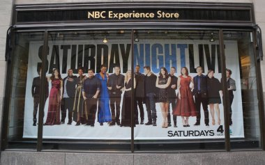 NBC deneyim mağaza Vitrini Cumartesi ile dekore edilmiş Rockefeller Center logoda gece hayatı