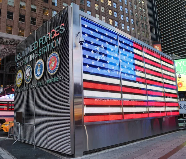Estación de reclutamiento de las Fuerzas Armadas de Estados Unidos en Times Square en Manhattan —  Fotos de Stock
