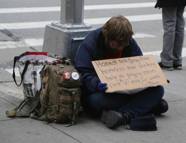 Άστεγος στην 6η λεωφόρο στο κέντρο του Μανχάταν — Φωτογραφία Αρχείου