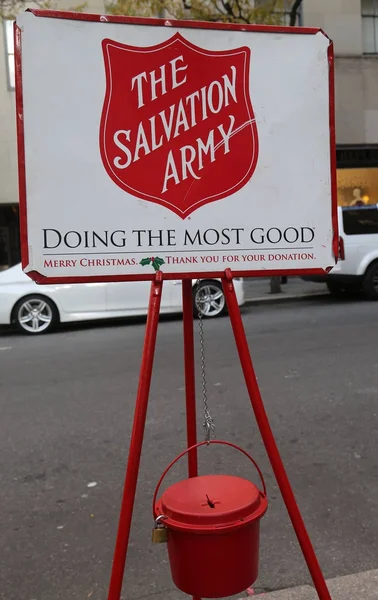 Caldera roja del Ejército de Salvación para colecciones en el centro de Manhattan —  Fotos de Stock