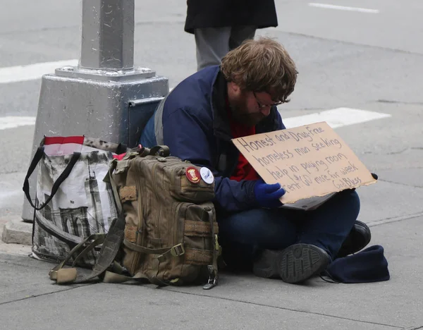 Homeless man at 6th Avenue in Midtown Manhattan — Stock Photo, Image